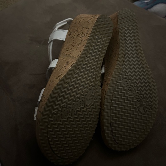 Cali from Sketchers Heels - Picture 3 of 4